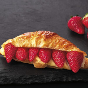 Croissant s vanilkovým krémem a jahodami