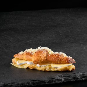 Zapečený sýrový croissant