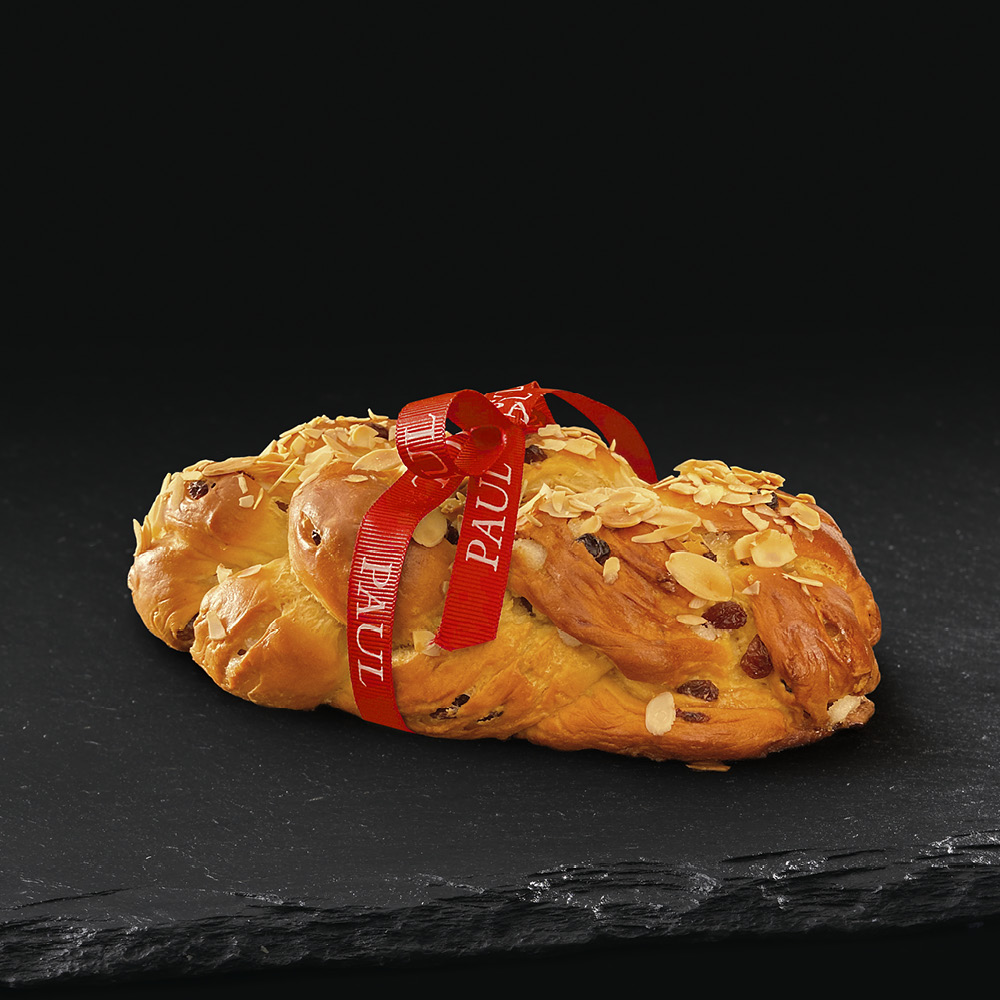 Máslová vánočka s rozinkami a mandlemi