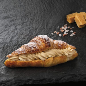 Croissant se slaným karamelem a hruškou