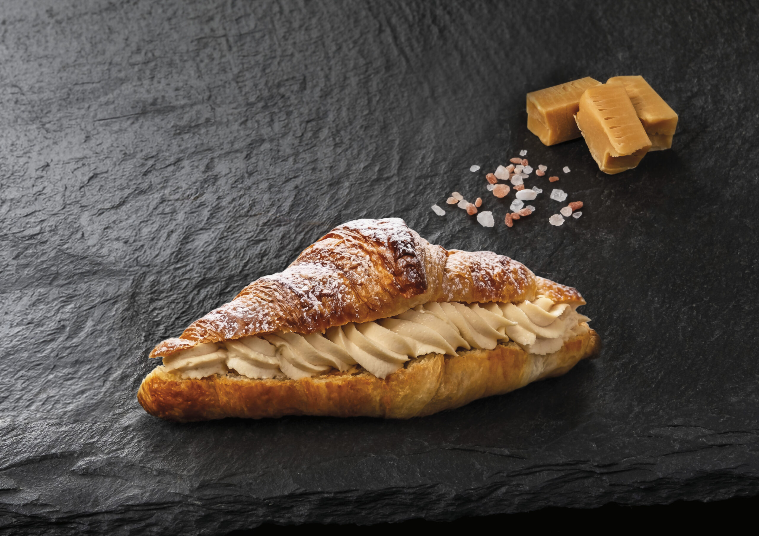 Croissant se slaným karamelem a hruškou
